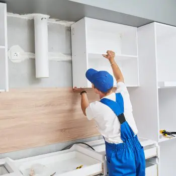 Homme fixant les meubles