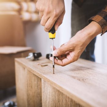 Montage de meuble en bois